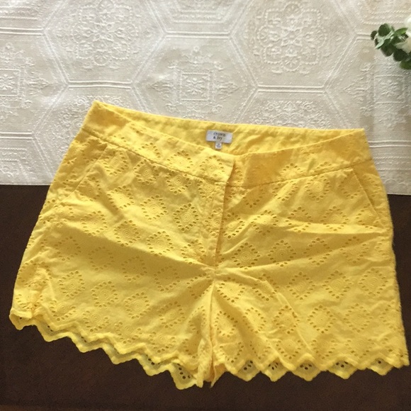 crown & ivy Pants - Yellow scalloped hem shorts